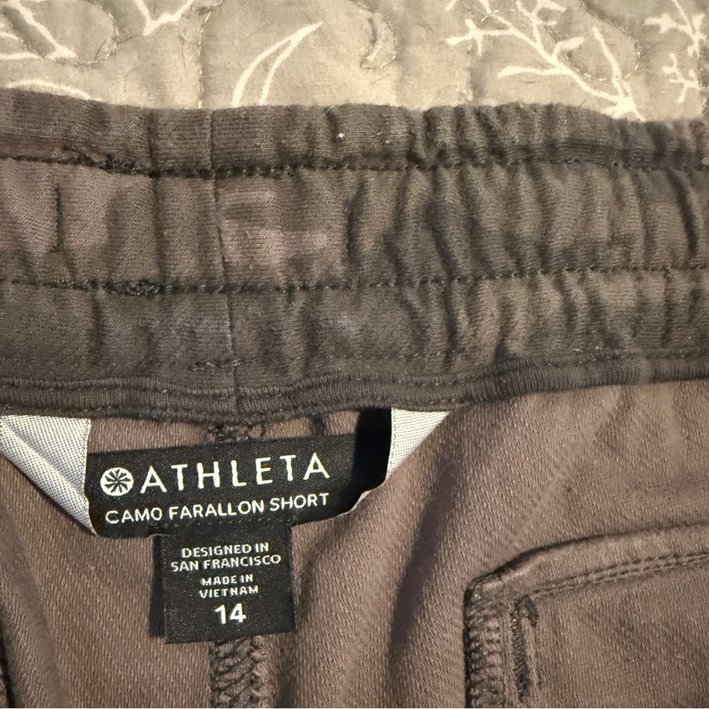 Athleta Camo Farallon Women's Shorts Sz 14 - Picture 3 of 3